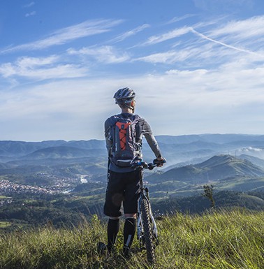 Activitats Ciclista de muntanya contemplant el paisatge