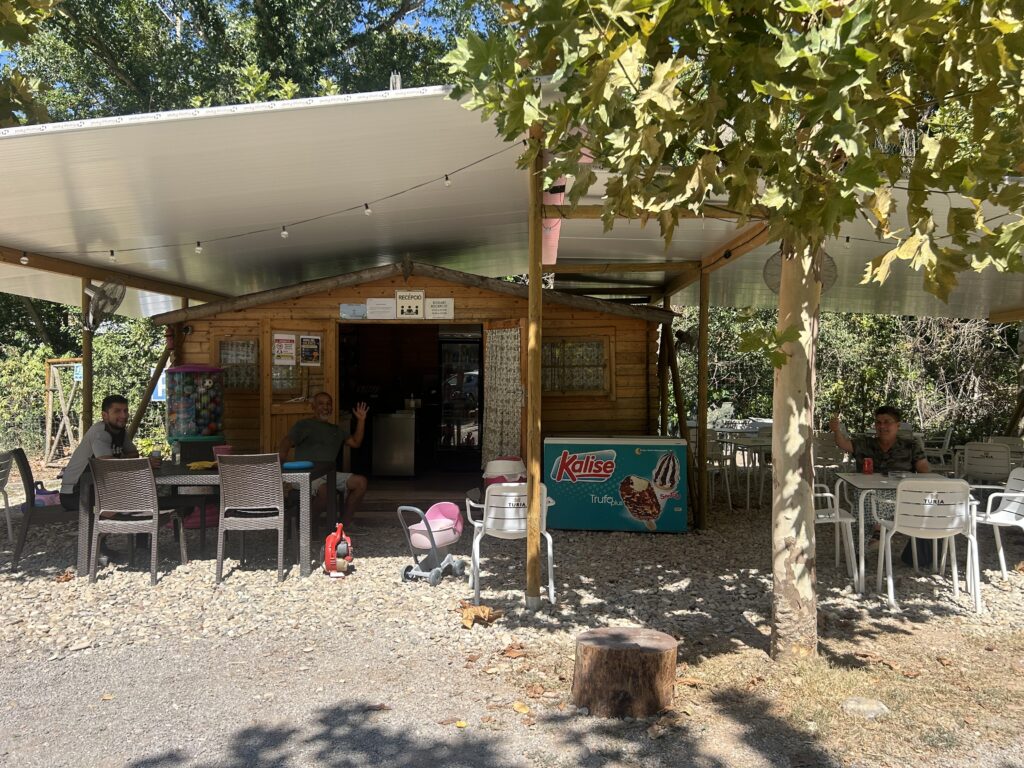 Café-Bar-Espacios-Comodos-Servicios-Camping-Lavenco