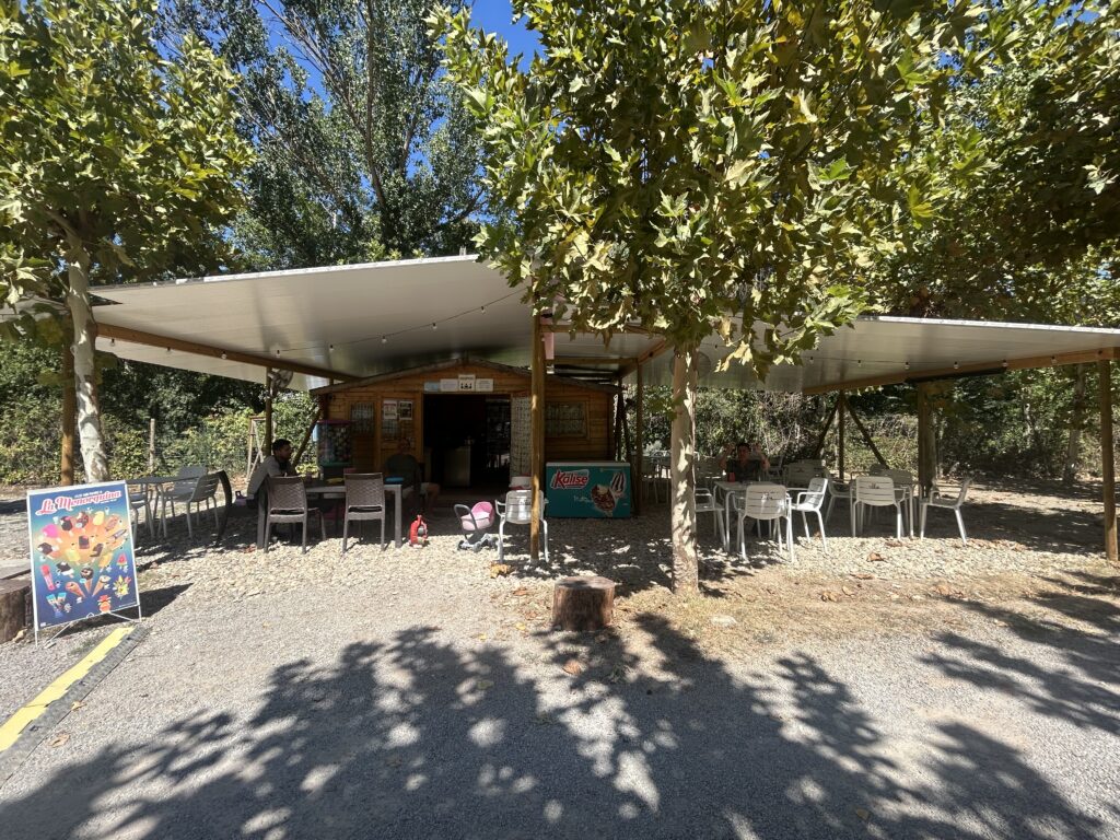 Café-Bar-Espacios-Comodos-Servicios-Camping-Lavenco