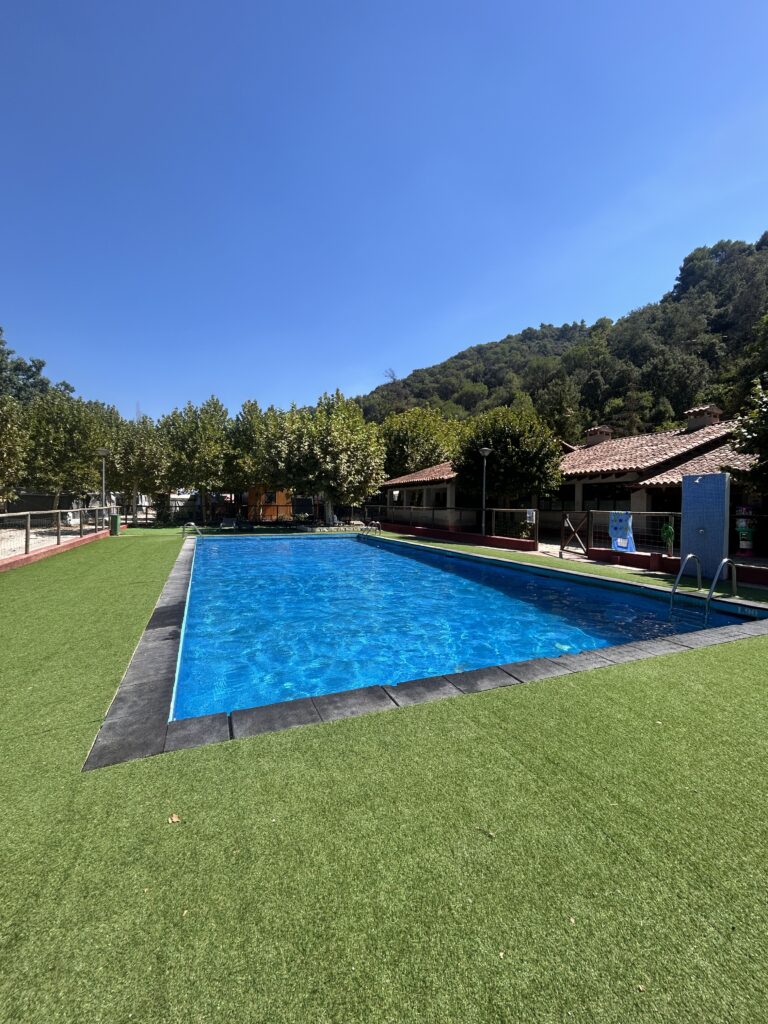 area comun piscina camping lavenco.