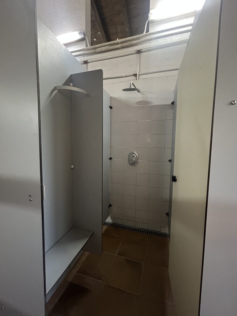 Serveis Dutxes Càmping L'Avencó