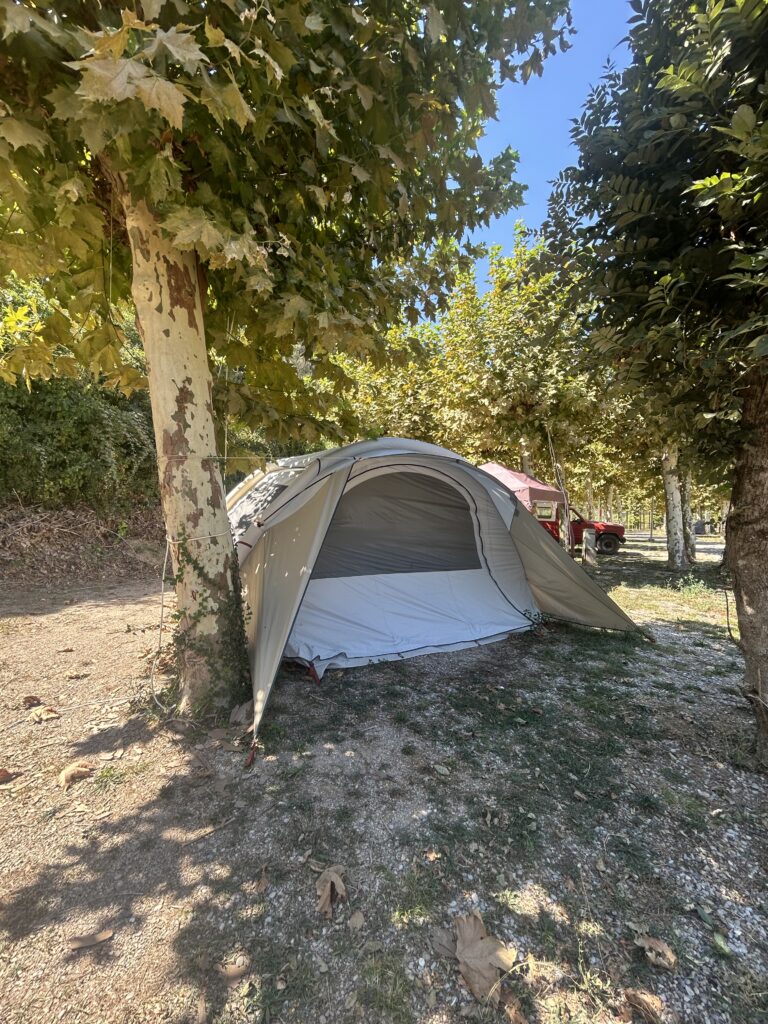 Comodidades parcela experiencia campista tienda campaña camping lavenco,