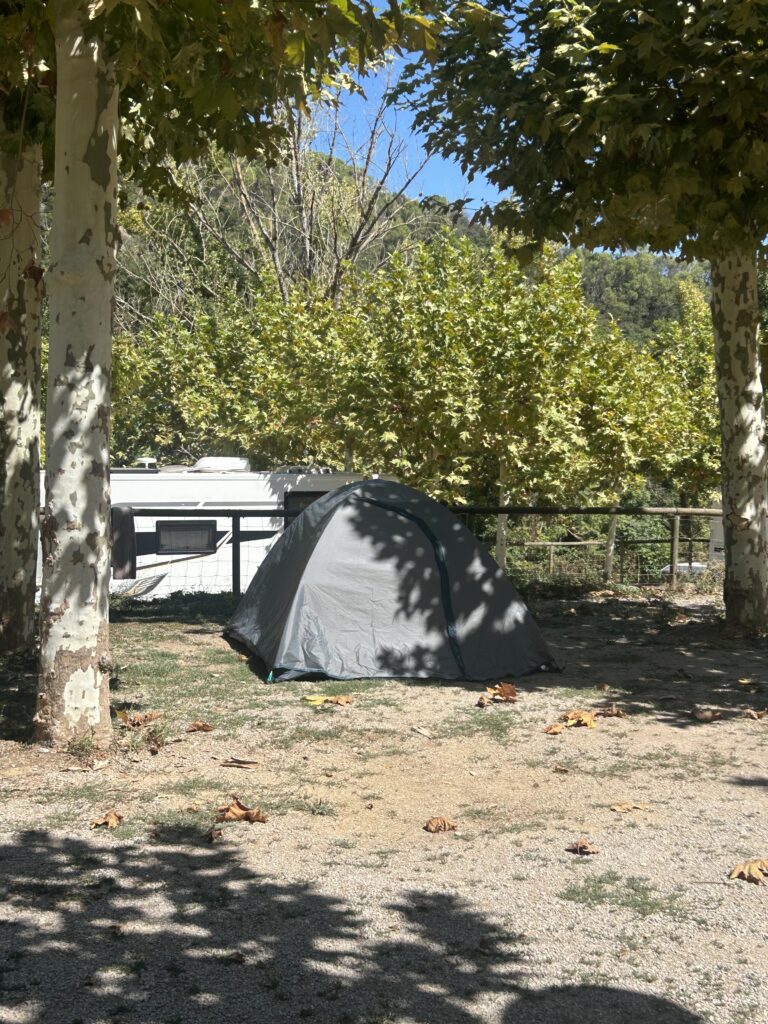 Comodidades parcela experiencia campista tienda campaña camping lavenco