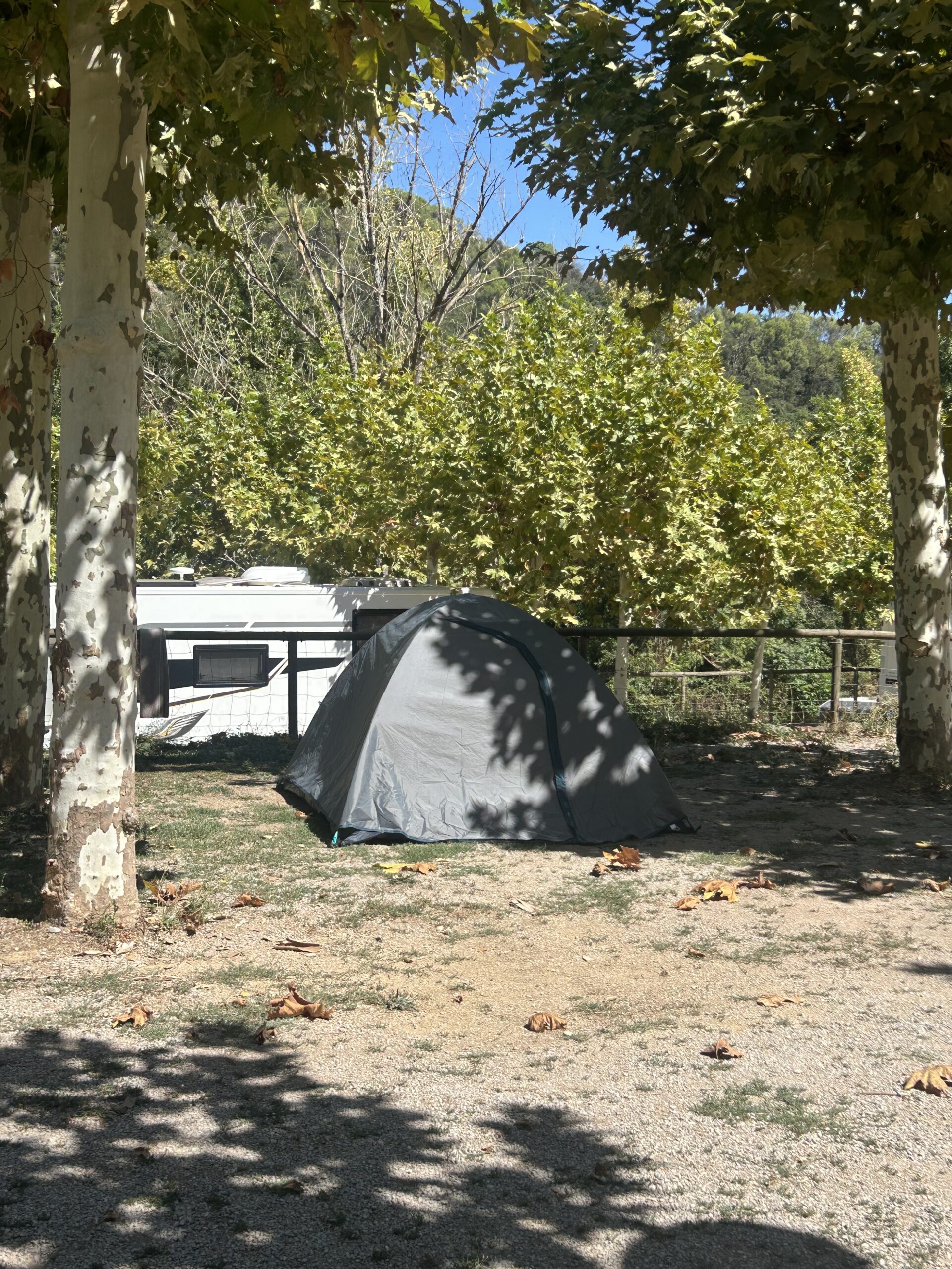 Parcel·la amb tenda de campanya al Camping L’Avençó
