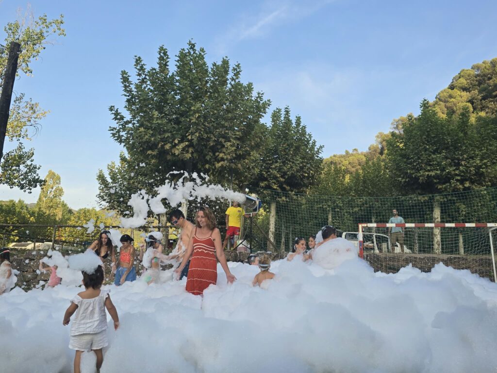 Activitats fiesta espuma actividades verano camping lavenco..