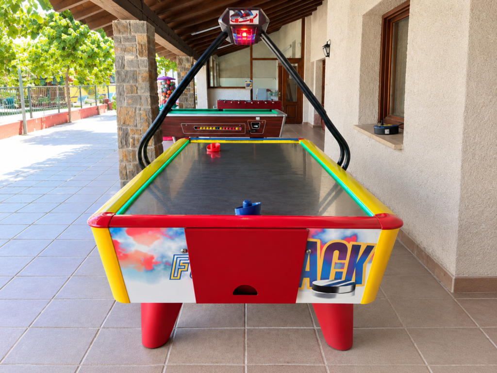 Activitats mesa de hockey de aire en terraza