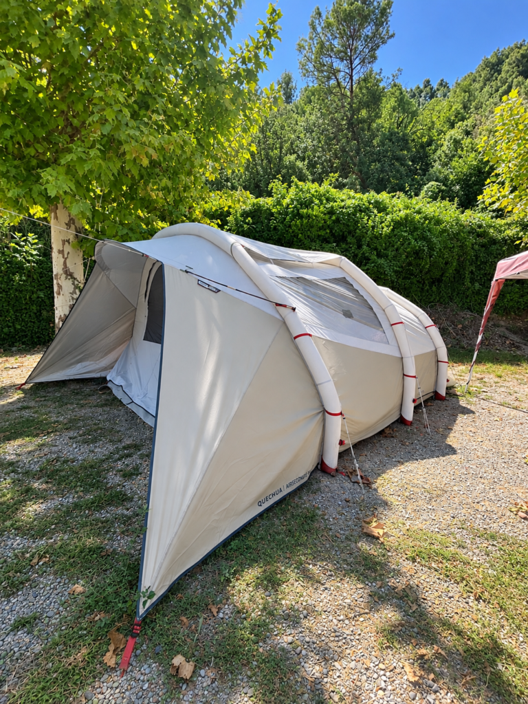 tienda quechua bajo el sol del camping